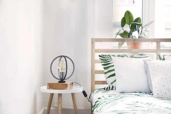 Dormitorio Moderno Elegante Con Plantas Lámpara Diseño Ropa Cama Con — Foto de Stock