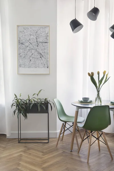 세련되고 현대적인 스페이스는 디자인 패밀리 테이블이있는 거실을 갖추고 있습니다 식물과 — 스톡 사진