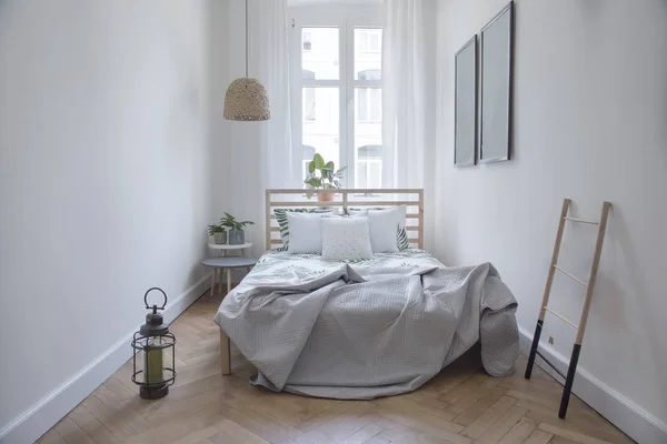 Moderne Skandinavische Sonnige Schlafzimmer Mit Pflanzen Blumenmuster Bettwäsche Und Kissen — Stockfoto