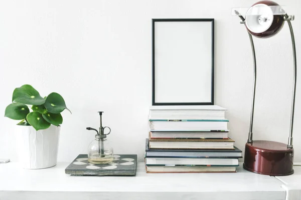 棚にモックアップフレーム 植物やヴィンテージスプリンクラーとモダンなスカンジナビアのホームインテリア 白い壁ポスター棚をモックアップするコンセプト 居心地の良い家の装飾 — ストック写真