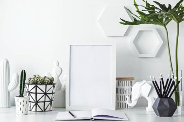 Açık Notebook, rakamlar ve beyaz arka planda çerçeve ile modern beyaz İşyeri