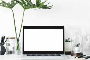 Minimalist çalışma alanı boş dizüstü ekran beyaz arka plan üzerinde ile