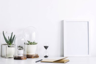 Modern beyaz çalışma alanı rakamlar ve beyaz arka plan üzerinde çerçeve ile