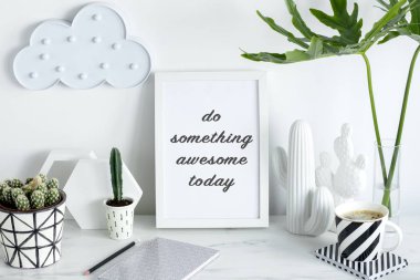 Modern beyaz çalışma alanı rakamlar ve beyaz arka plan üzerinde çerçeve ile