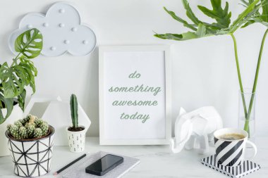 Modern beyaz çalışma alanı rakamlar ve beyaz arka plan üzerinde çerçeve ile