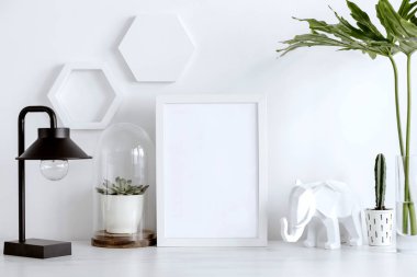 Beyaz arka planda fil figürü ve çerçevesi ile modern beyaz İşyeri