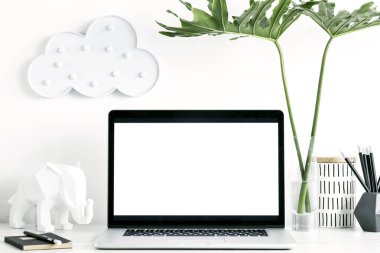 Minimalist çalışma alanı boş dizüstü ekran beyaz arka plan üzerinde ile