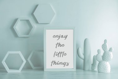 Kaktüsler, fil figürü ve fotoğraf çerçevesi ile modern nane masası. Tasarım mock up ve lightbox kavramı.