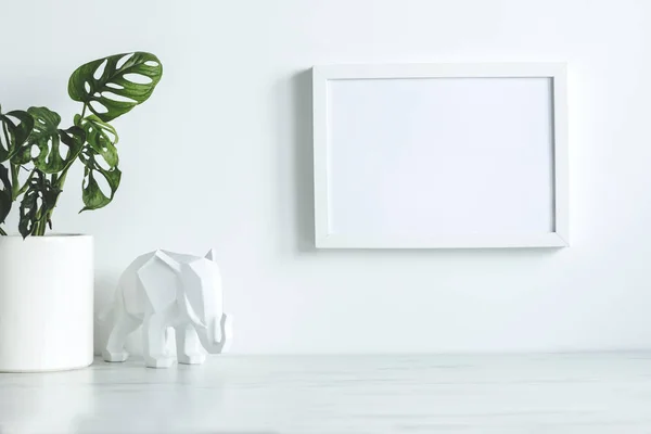 Figura Elefante Blanco Con Plantas Verdes Marco Sobre Fondo Blanco — Foto de Stock