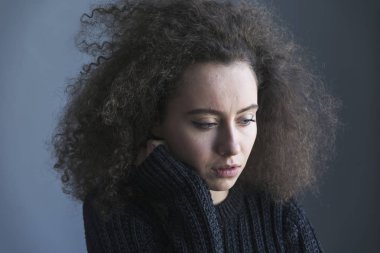 Koyu arka plan üzerinde vurguladı kıvırcık kadın portresi