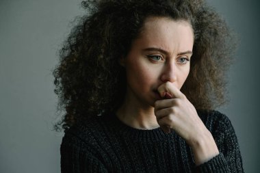 Koyu arka plan üzerinde vurguladı kıvırcık kadın portresi