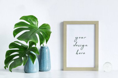 İlham verici ifade ve vazo içinde yeşil yaprakları ile minimalist çerçeve
