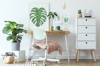 Beyaz şık çalışma alanı ile duvar botanik sanat skeçler