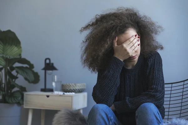 Depressive Junge Lockige Frau Sitzt Auf Stuhl — Stockfoto