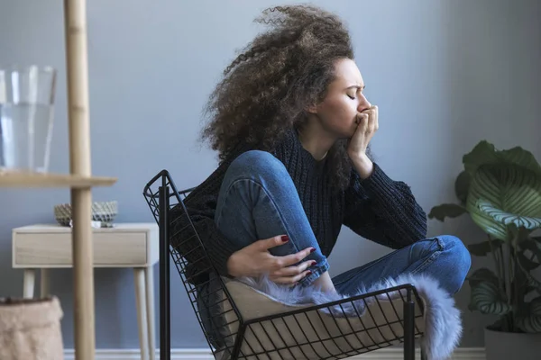 Deprimida Joven Rizado Mujer Sentado Silla — Foto de Stock