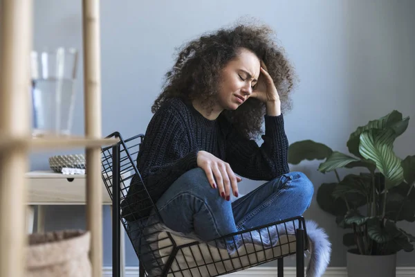 Deprimida Joven Rizado Mujer Sentado Silla — Foto de Stock
