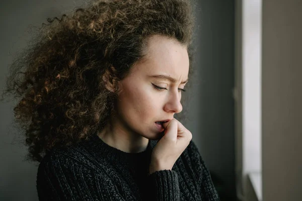 Retrato Mujer Rizada Joven Estresada Sobre Fondo Oscuro — Foto de Stock