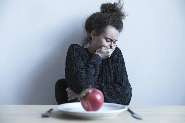 Traurige Frau Blickt Auf Teller Mit Rotem Apfel — Stockfoto