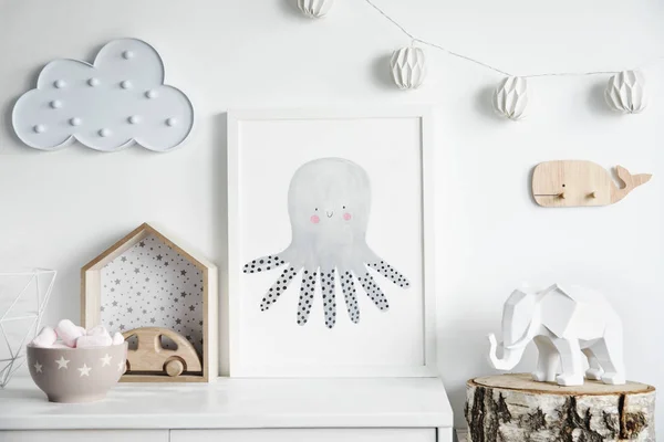 Kind Schilderij Van Octopus Witte Frame Muur Met Speelgoed — Stockfoto