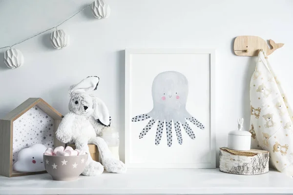 Pintura Infantil Pulpo Marco Blanco Pared Con Juguetes —  Fotos de Stock