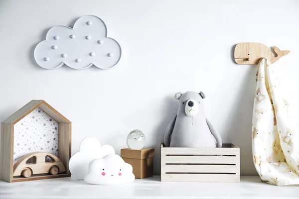 Oyuncak ayı, bulutlar ve küçük ayna Parlak ve güneşli iç ile şık ve rahat çocuk odası.