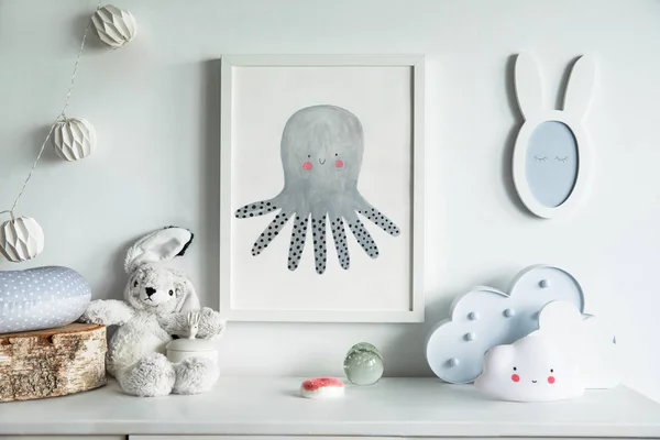 Pintura Infantil Pulpo Marco Blanco Pared Con Juguetes —  Fotos de Stock