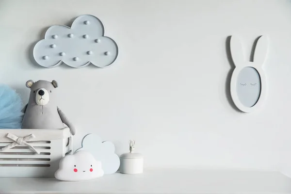 Elegante Acogedora Habitación Infantil Con Oso Peluche Nubes Pequeño Espejo —  Fotos de Stock