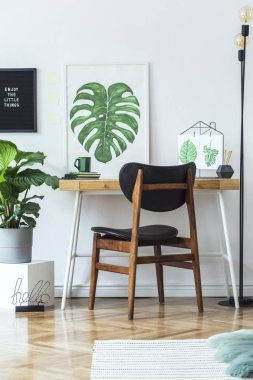 Beyaz şık çalışma alanı ile duvar botanik sanat skeçler