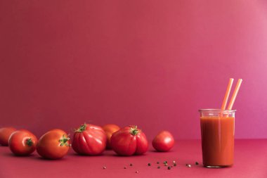 Kırmızı zemin üzerine taze domates ile ev yapımı domates güler yüzlü