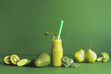 Şeftali, avokado, salatalık ve brokoli yeşil zemin üzerine taze ev yapımı güler yüzlü