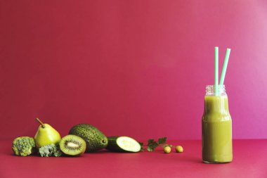 Kivi, avokado, şeftali, salatalık ve salata ile taze ev yapımı güler yüzlü, pembe arka plan bırakır