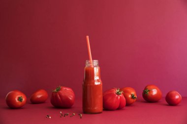 Kırmızı zemin üzerine taze domates ile ev yapımı domates güler yüzlü