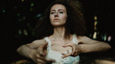 Yeşil ormanda dans keten içinde genç kadın