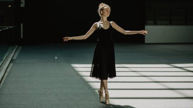 Genç zarif balerin bale stüdyoda dans 