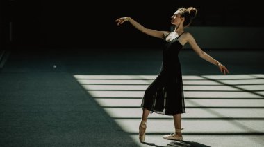 Genç zarif balerin bale stüdyoda dans 