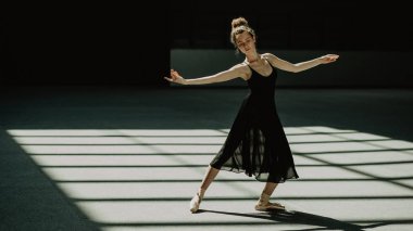 Genç zarif balerin bale stüdyoda dans 