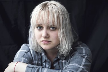 Siyah arka plan üzerinde üzgün depresif genç kadın portresi 