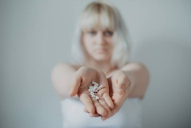 Hapları yığını elinde tutan kadının Görünümü Kapat