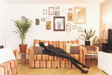 Vintage sıcak iç çizgili eski koltuklar, yeşil bitkiler ve çerçeveleri duvar ile