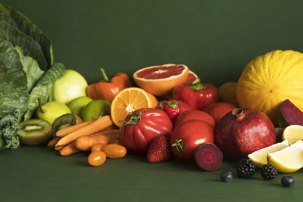 Frutas Legumes Frescos Maduros Para Smoothie Fundo Verde Escuro — Fotografia de Stock