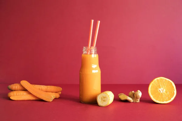 Batido Casero Fresco Con Zanahorias Plátano Jengibre Naranja Sobre Fondo — Foto de Stock