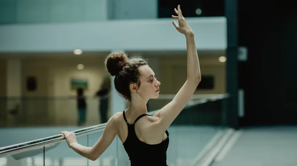 Joven Bailarina Elegante Bailando Estudio Ballet —  Fotos de Stock