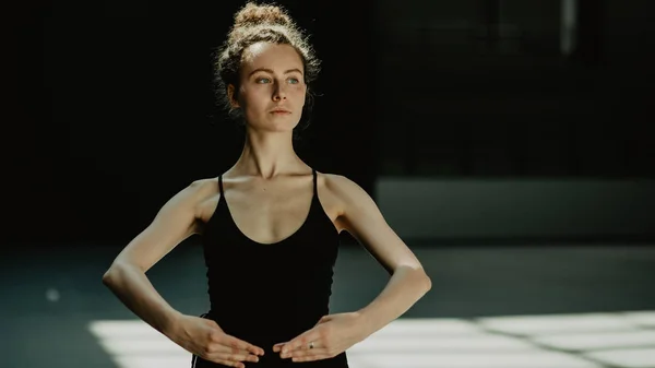 Porträtt Ung Elegant Balettdansös Svart Maillot — Stockfoto