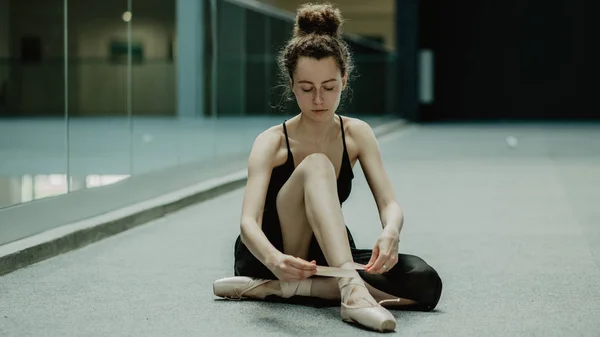 Ballerina Att Sätta Pointe Skor Och Förberedelse Till Utbildning — Stockfoto