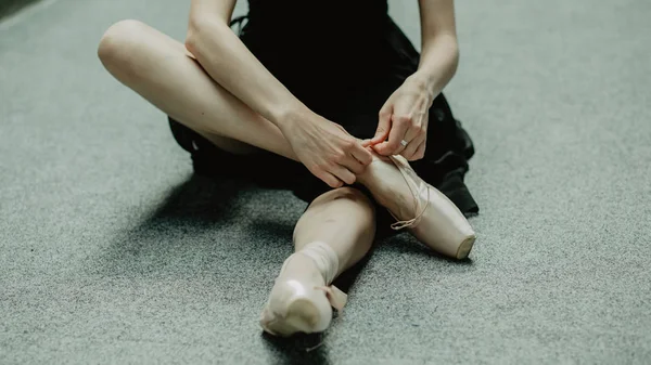 Bailarina Poniéndose Zapatos Puntiagudos Preparándose Para Entrenamiento —  Fotos de Stock