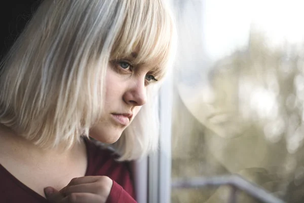 Портрет Грустной Депрессии Молодой Женщины Сидящей Окна — стоковое фото