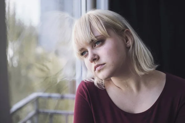 Portret Van Triest Depressieve Jonge Vrouw Zitten Buurt Van Venster — Stockfoto