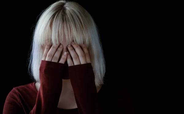 Портрет Грустной Депрессии Молодой Женщины Черном Фоне — стоковое фото