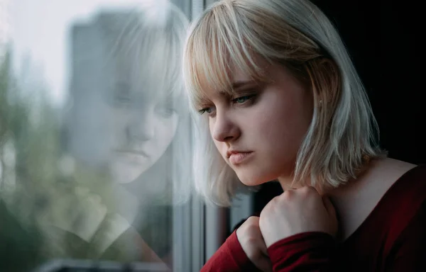 Porträt Einer Deprimierten Jungen Frau Die Fenster Sitzt — Stockfoto