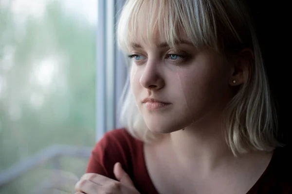 Retrato Triste Deprimida Joven Sentada Cerca Ventana — Foto de Stock